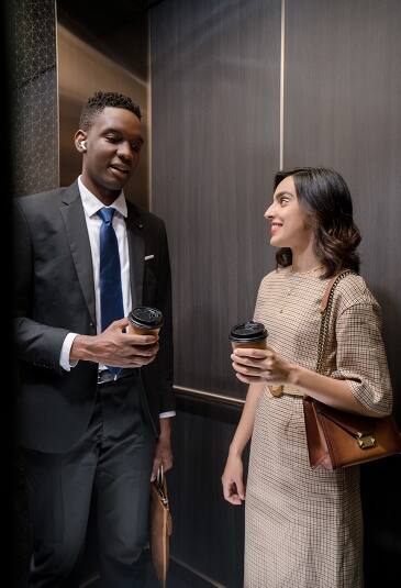 img_man-woman-elevator-365x535